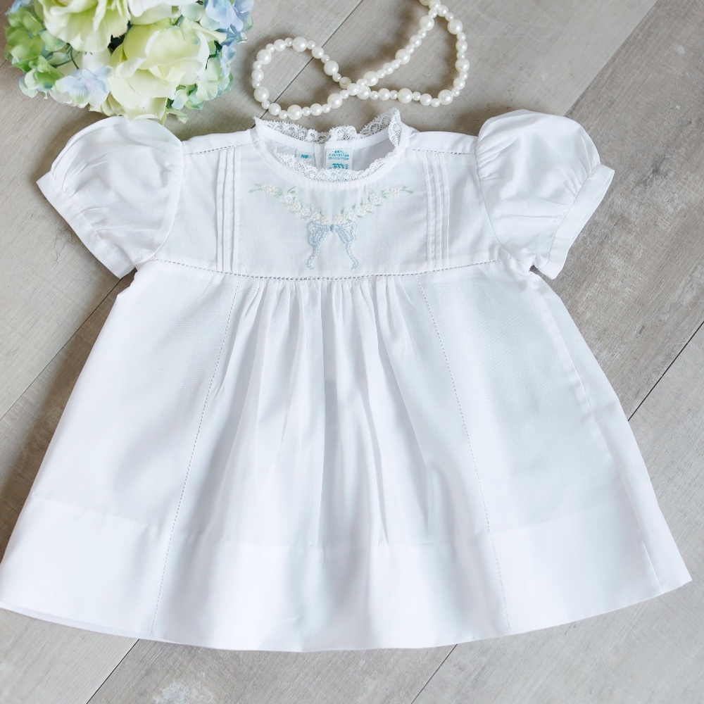 White Heirloom Dress Embroidery Floral Blue Bow Feltman Brothers Newborn NWOT